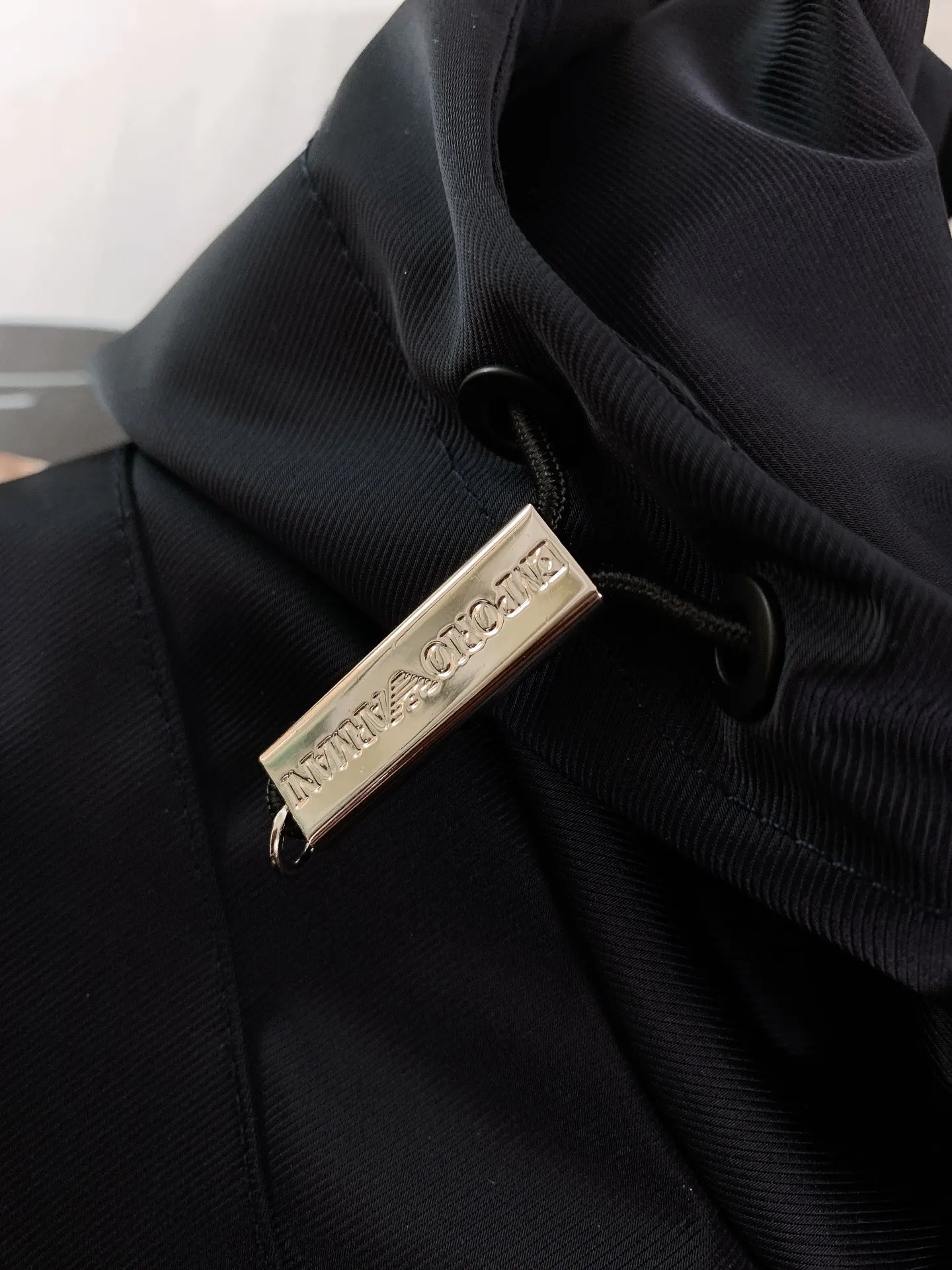 Em Porio Armani Armani Casual Hooded Jacket Windbreaker Jacket 🧥, the upper body becomes slimmer and whiter in seconds, the handle is perfect, and hardware accessories are provided for decoration. Suitable for both business, commuting and leisure, you can be satisfied with various daily outfits. The upper body is full of style and full of high-end sense! Pockets are designed on both sides of the body, making these designs more convenient and practical! Premium custom hardware engraved zipper pull accessories and Classic triangle logo decoration on the chest increase the overall sense of layering, making a simple jacket instantly rich! ! It keeps you warm and adds layering to your outfit. It has a great effect on the upper body. Two colors are recommended………………………………………………………………… ❥∙Size: M-3XL